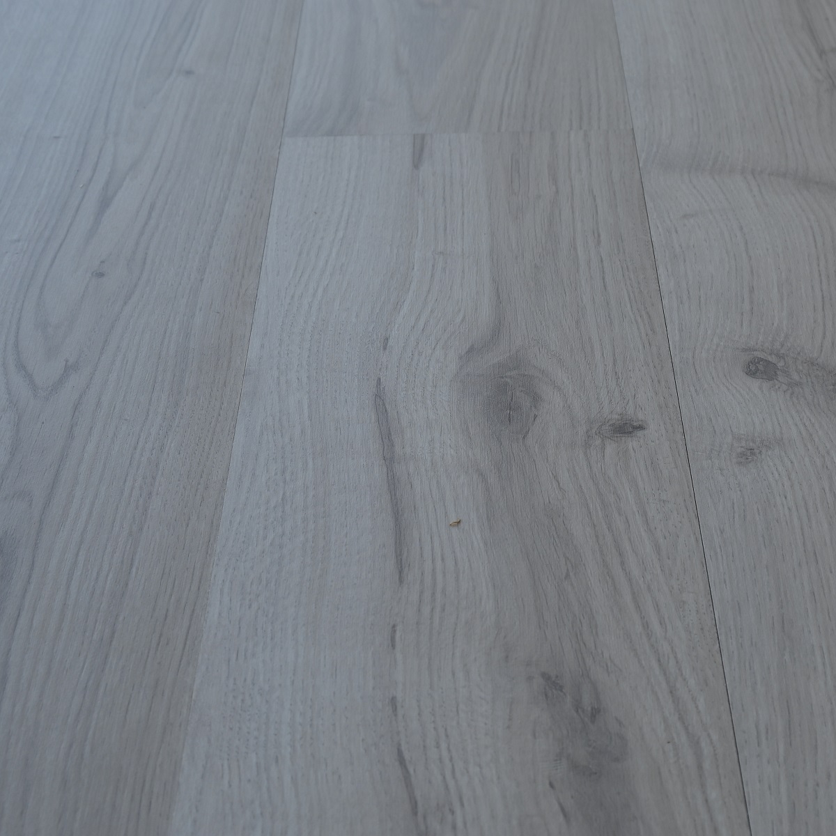 laminat-7mm-kl-32-laminate-474x-hrast-sivi-raspolo-ivo-7-49-m2