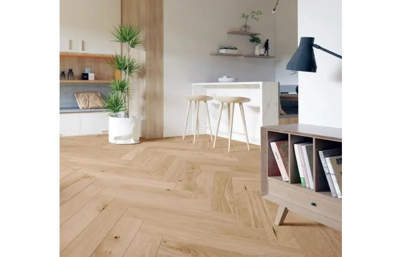 Parket u uzorku riblje kosti – bezvremenska elegancija za svaki dom