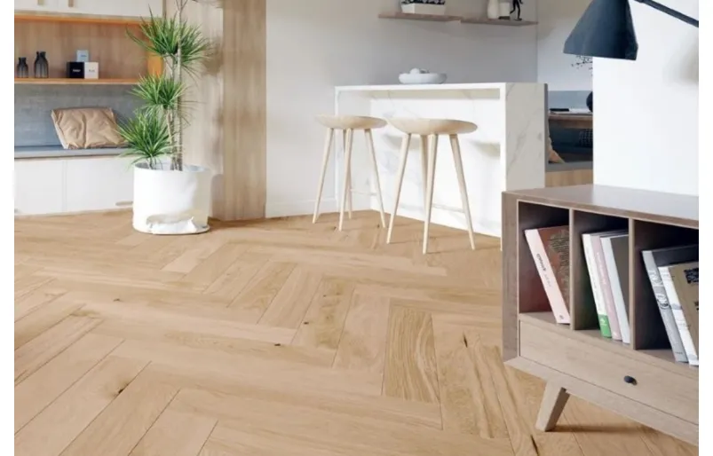 Parket u uzorku riblje kosti – bezvremenska elegancija za svaki dom