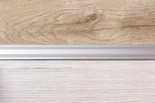 ALU PROFIL SIMPLE-FIX 23 270/SREBRNI SAMOLJEPLJIVI PRIJELAZNI RAVNI 28mm