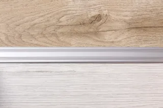 ALU PROFIL SIMPLE-FIX 23 90/SREBRNI SAMOLJEPLJIVI PRIJELAZNI RAVNI 28mm