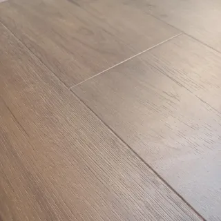 LAMINAT  8mm/Kl.32 CAVALIER 737x RUSTIK HRAST p=2,179 m2 