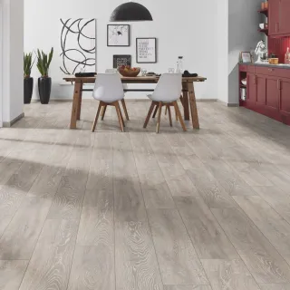 LAMINAT 8mm/Kl.32 SUPER NATURAL CLASSIC V FUGA 5542x HRAST SIVI p=2,2204 m2