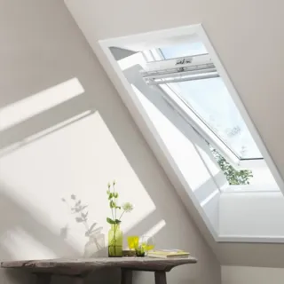 VELUX PREMIUM KROVNI PROZOR, BIJELI POLIURETAN, GORNJA RUČKA, STAKLO 68 