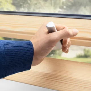 VELUX PREMIUM KROVNI PROZOR, BEZBOJNI LAK,DVOSTRUKI OVJES, DONJA RUČKA, STAKLO 70 