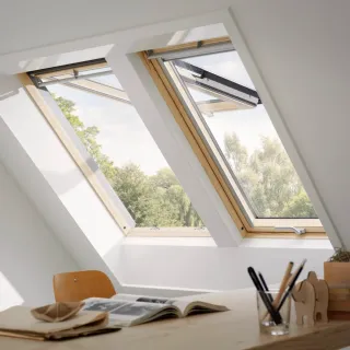 VELUX PREMIUM KROVNI PROZOR, BEZBOJNI LAK,DVOSTRUKI OVJES, DONJA RUČKA, STAKLO 70 