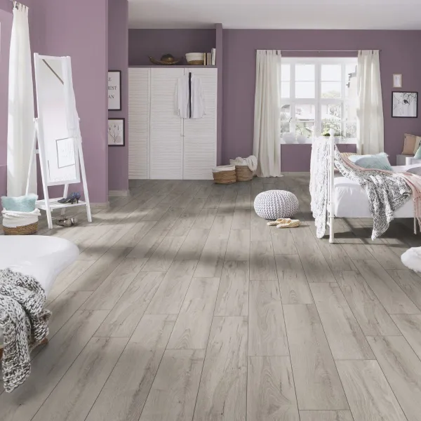 LAMINAT 8mm/Kl.32 VARIOSTEP CLASSIC V FUGA K418x HRAST LONGBOW, RASPOLOŽIVO 8,554m2