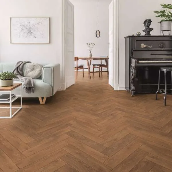 LAMINAT 8mm/Kl.32 HERRINGBONE MO.RE 8573 HRAST HARLECH RIBLJA KOST p=0,87 m2