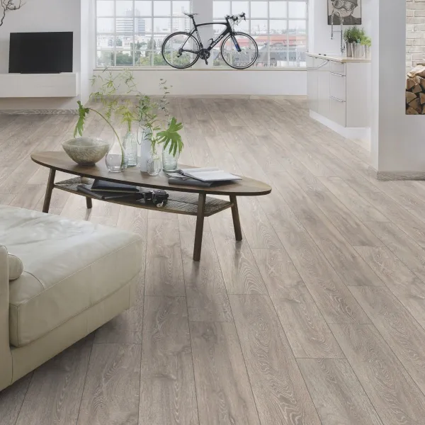 LAMINAT 8mm/Kl.32 SUPER NATURAL CLASSIC V FUGA 5542x HRAST SIVI p=2,2204 m2