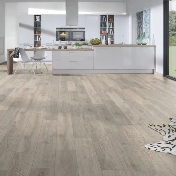 LAMINAT 8mm/Kl.32 SUPER NATURAL CLASSIC V FUGA 5543x HRAST COLORADO p=2,2204 m2