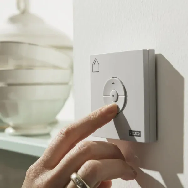 KROVNI PROZOR VELUX BIJELA BOJA STAKLO 68 EL. NAPAJANJE 