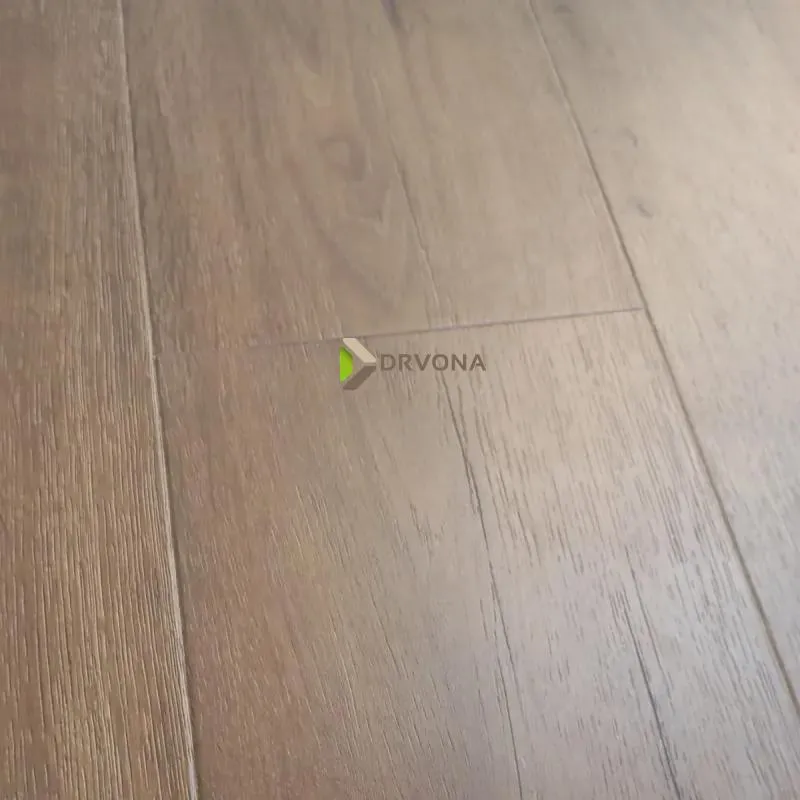 LAMINAT  8mm/Kl.32 CAVALIER 737x RUSTIK HRAST p=2,179 m2 