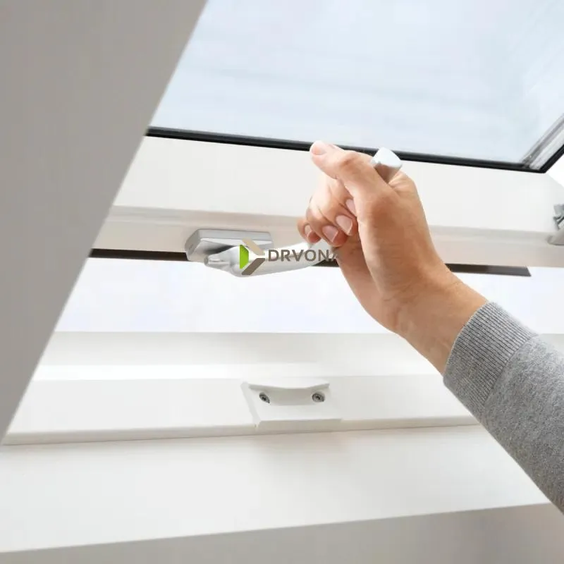VELUX STANDARD PLUS KROVNI PROZOR, BIJELI POLIURETAN, DONJA RUČKA, STAKLO 61 