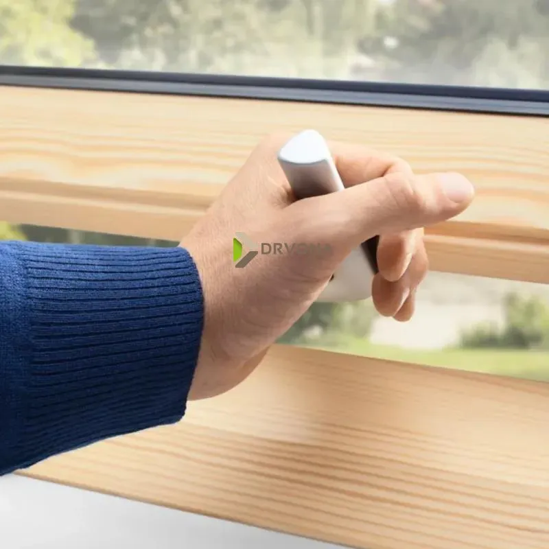 VELUX PREMIUM KROVNI PROZOR, BEZBOJNI LAK,DVOSTRUKI OVJES, DONJA RUČKA, STAKLO 70 